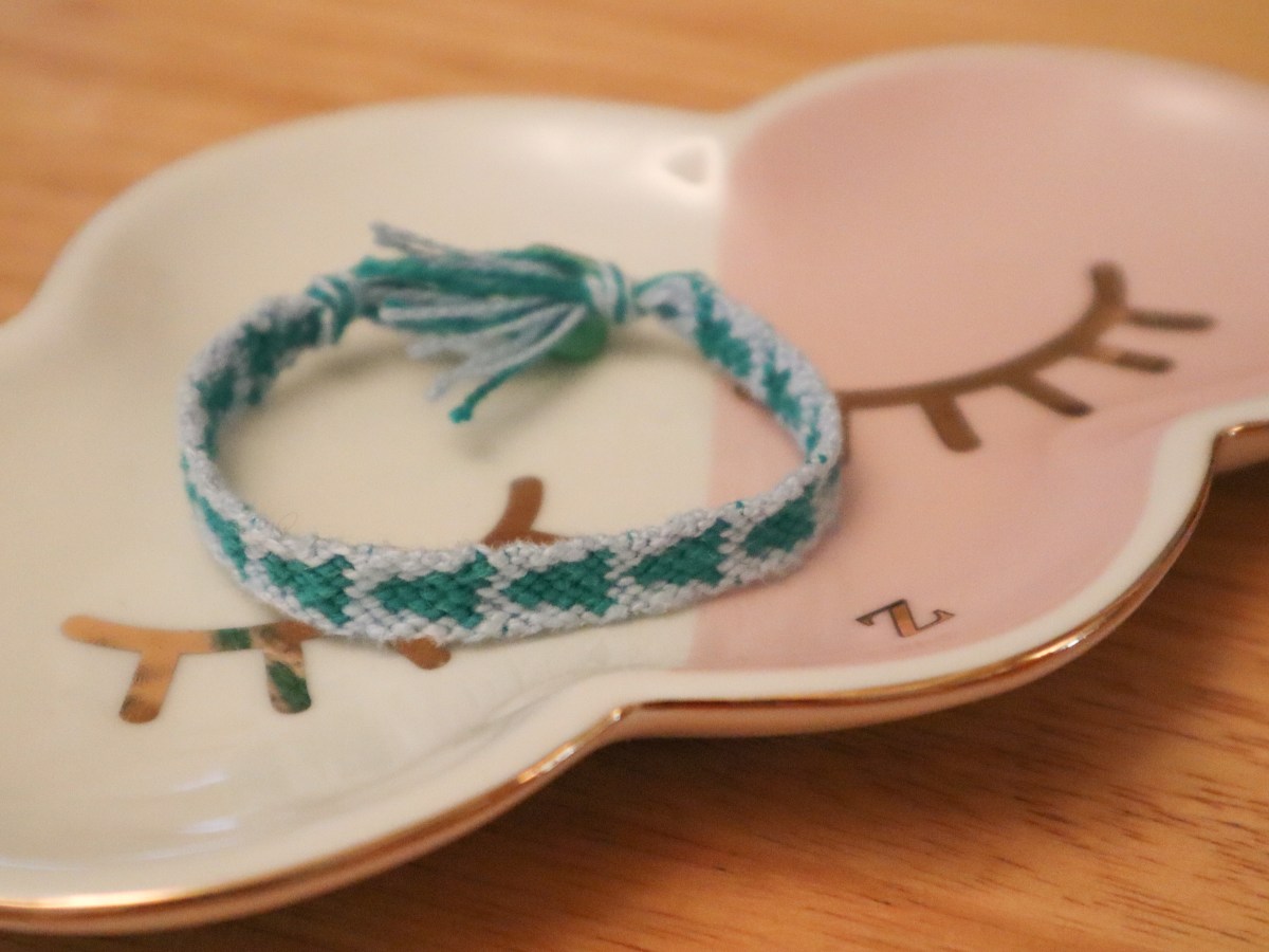 12 Crafts of Christmas 2021: Day 9 Christmas Tree Friendship&nbsp;Bracelet