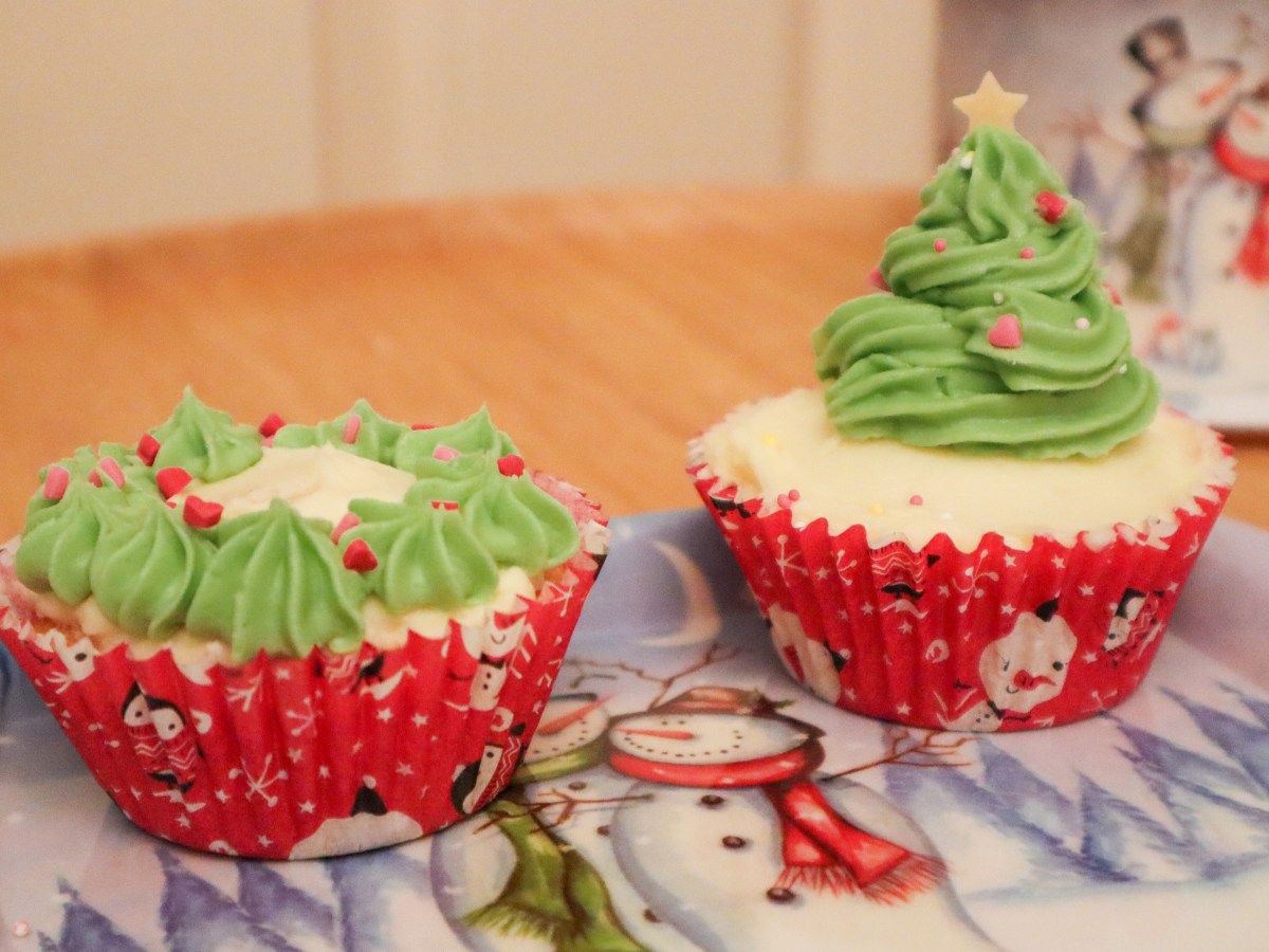 12 Crafts of Christmas 2021: Day 11 Christmas Wreath & Christmas Tree&nbsp;Cupcakes